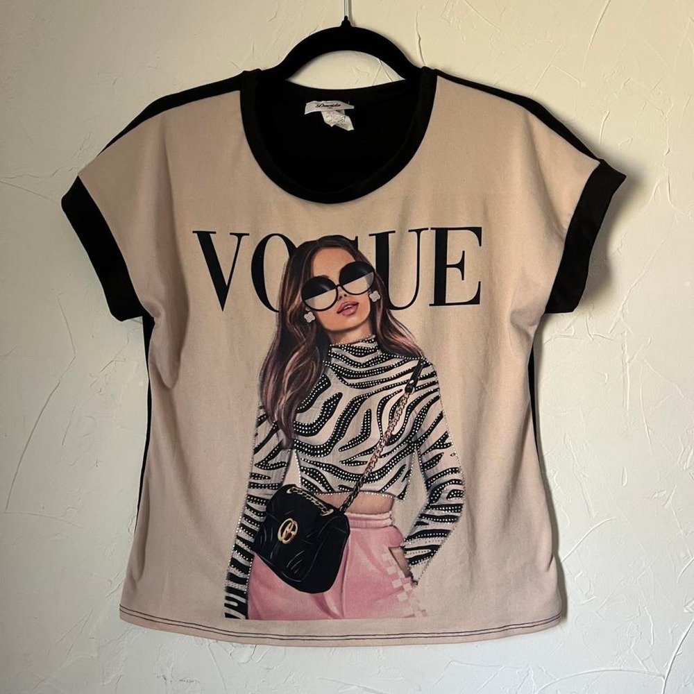 fashion girl vogue graphic tee size M editorial graphic model off duty kitsch